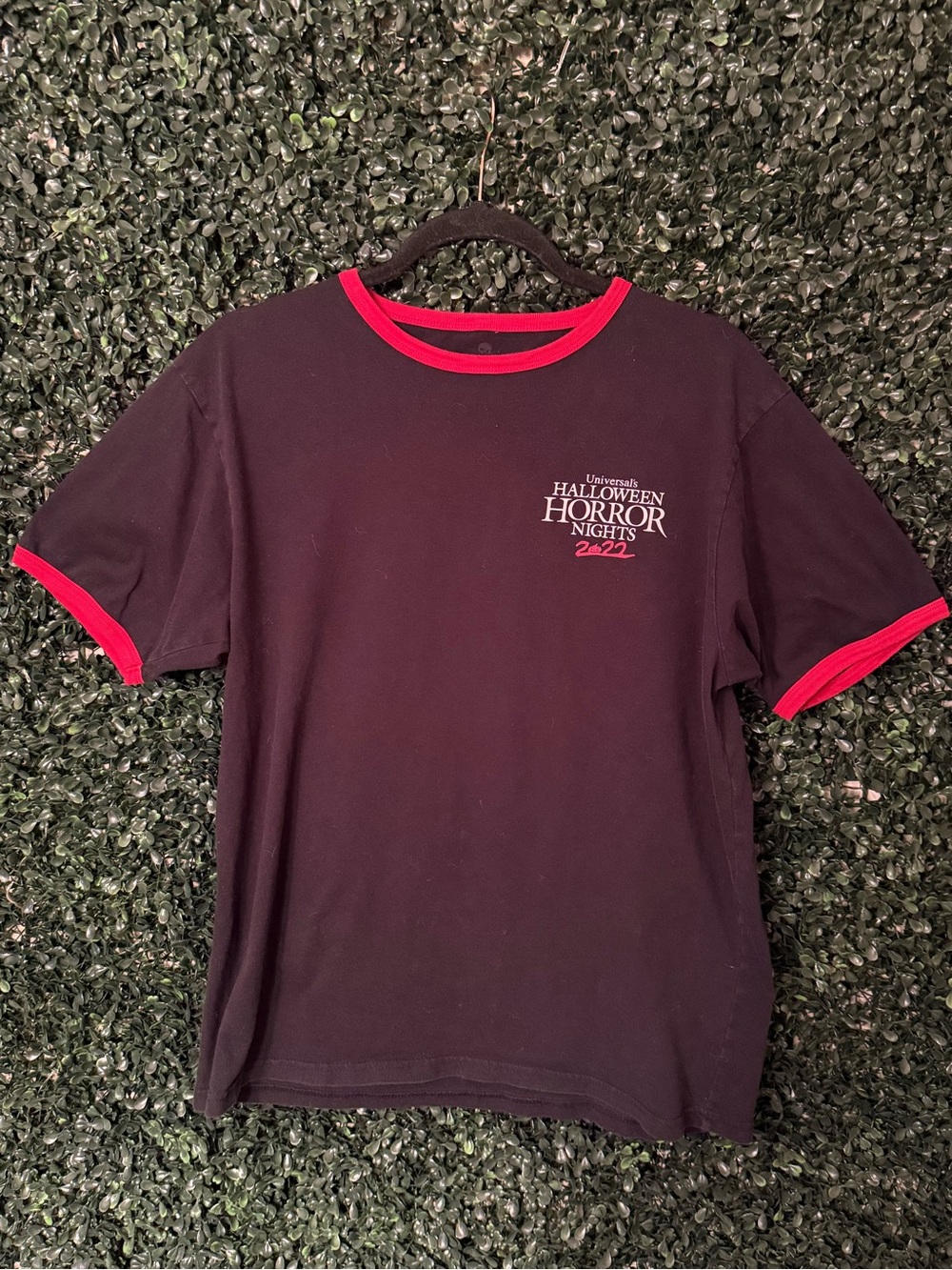 Rare Mens L Halloween Horror Nights Universal 2022 Never Go Alone Ringer T Shirt
